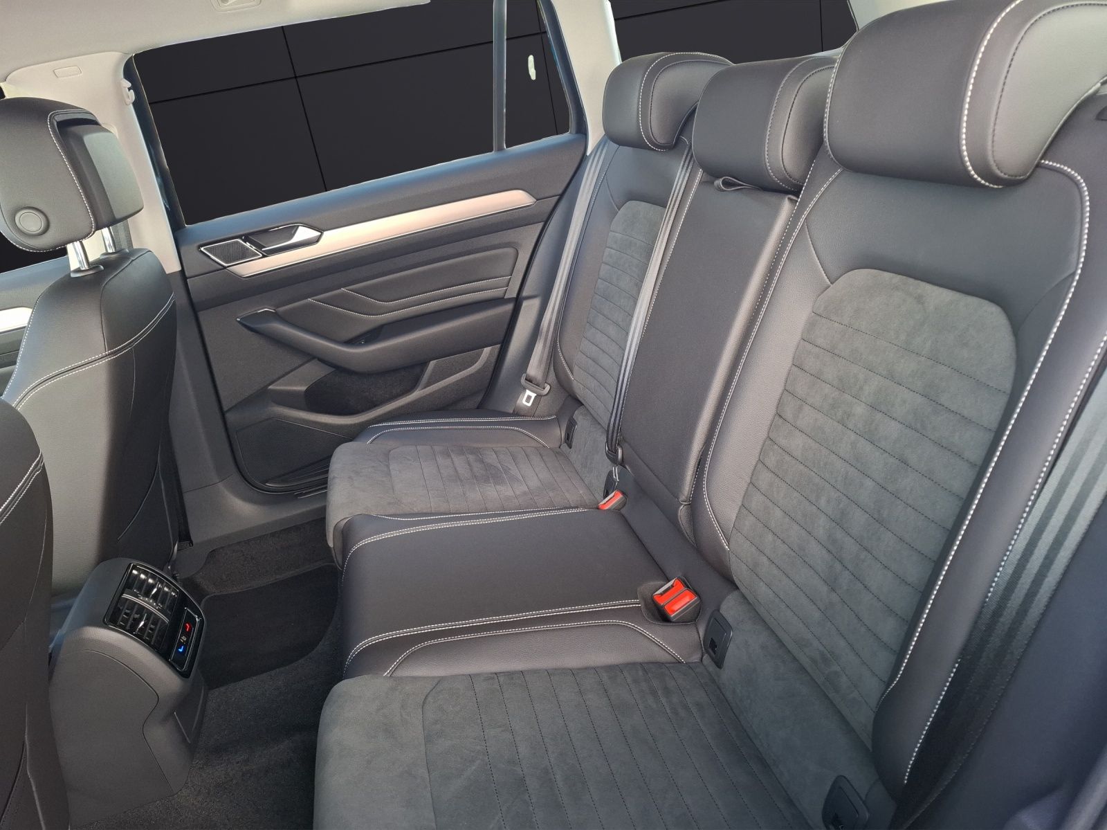 Fahrzeugabbildung Volkswagen Passat Variant TDI Elegance DSG STH Matrix AHK N