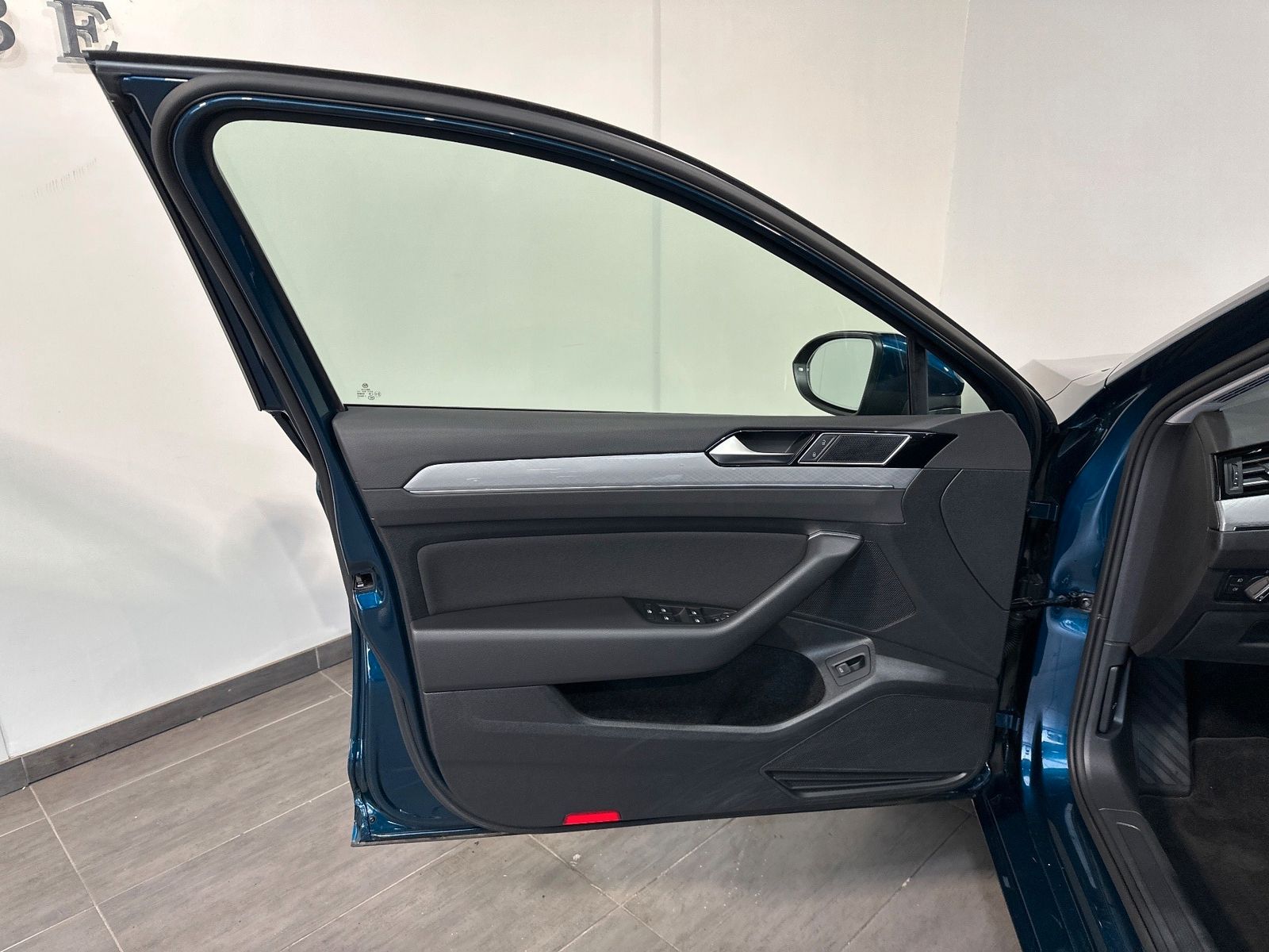Fahrzeugabbildung Volkswagen Passat Variant 2.0 TDI DSG Business NAV+LED+PANO