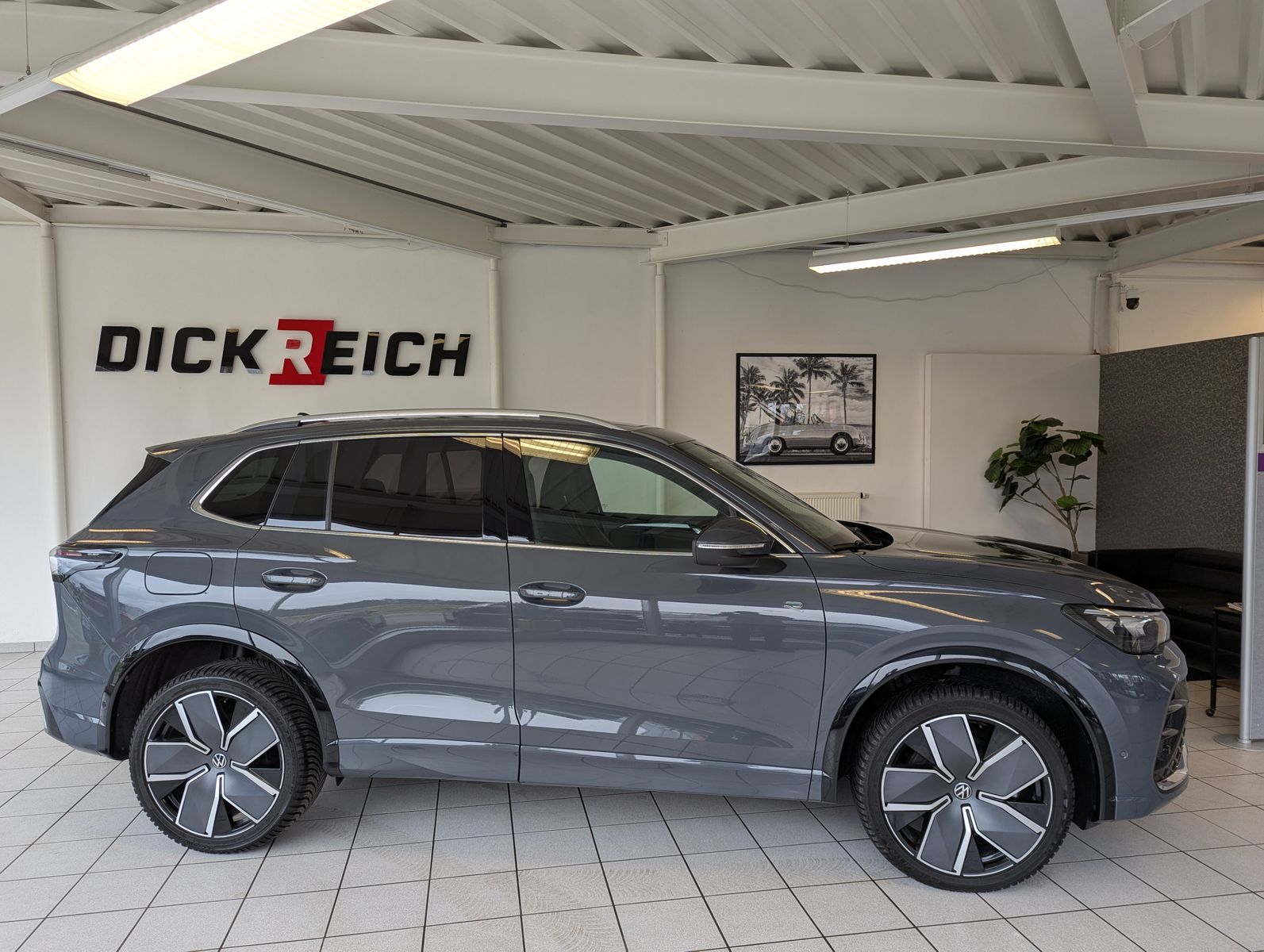 Imagen del vehículo Volkswagen Tiguan 2.0TDI R-Line 4M Pano Negro AHK Matrix 20