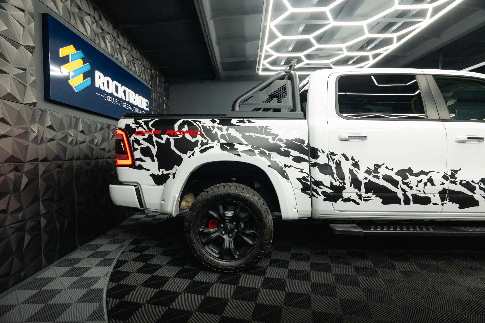Fahrzeugabbildung Dodge RAM 5.7 V8 HEMI 4x4 OFFROAD Night-Paket *LED*
