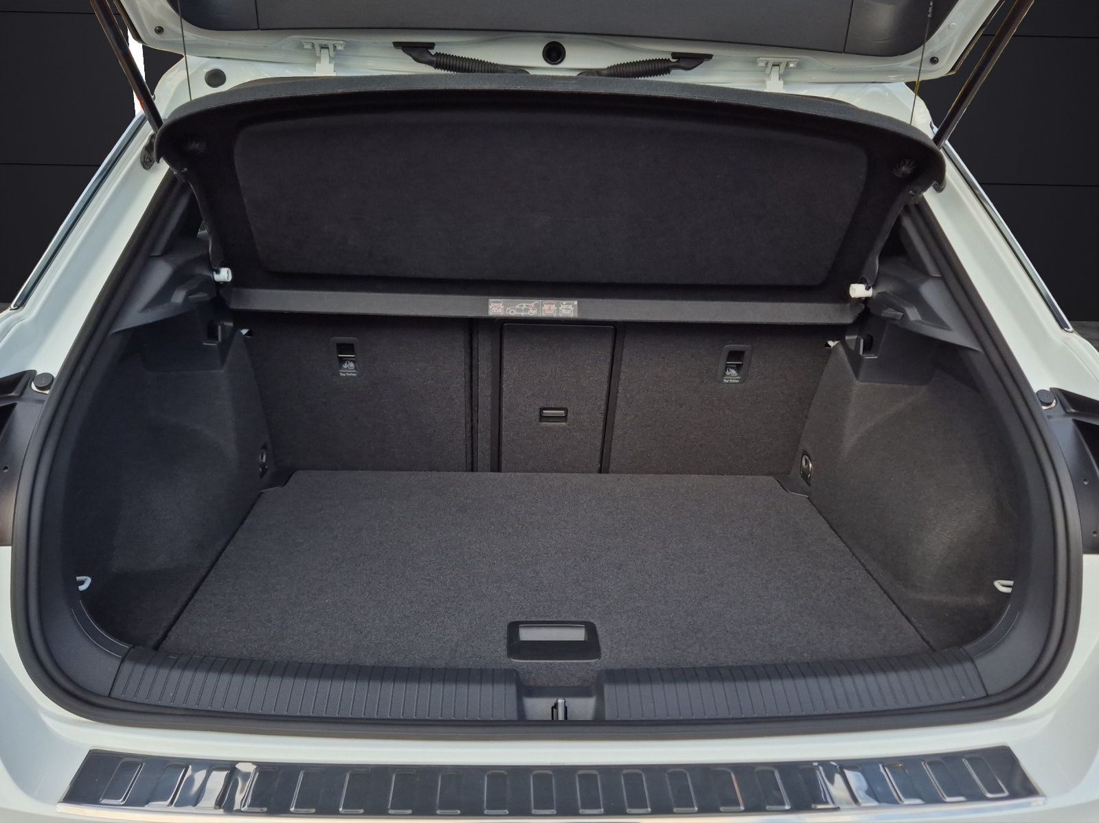 Fahrzeugabbildung Volkswagen T-Roc 1.5 TSI Sport LED Navi