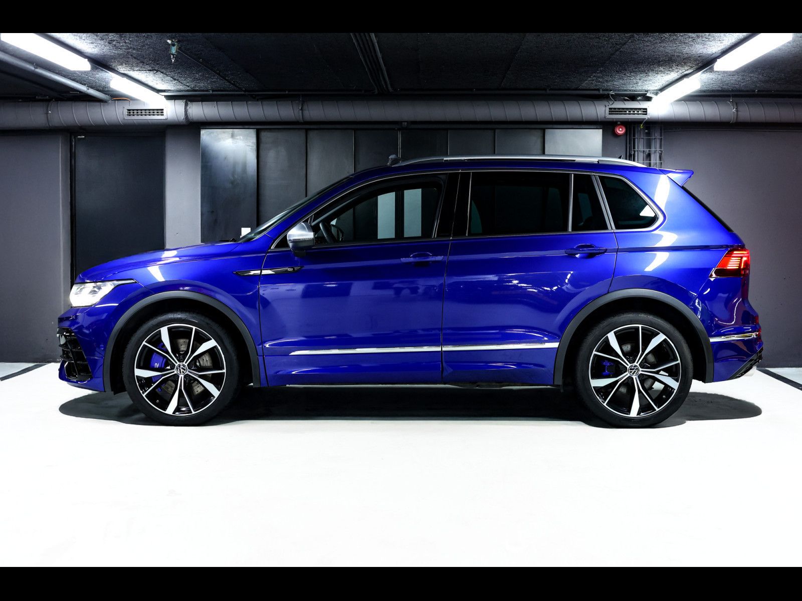 Volkswagen Tiguan 320 R 4MOTION°LAPIZ BLUE°DCC°PANO°AHK°HUD imagem 2
