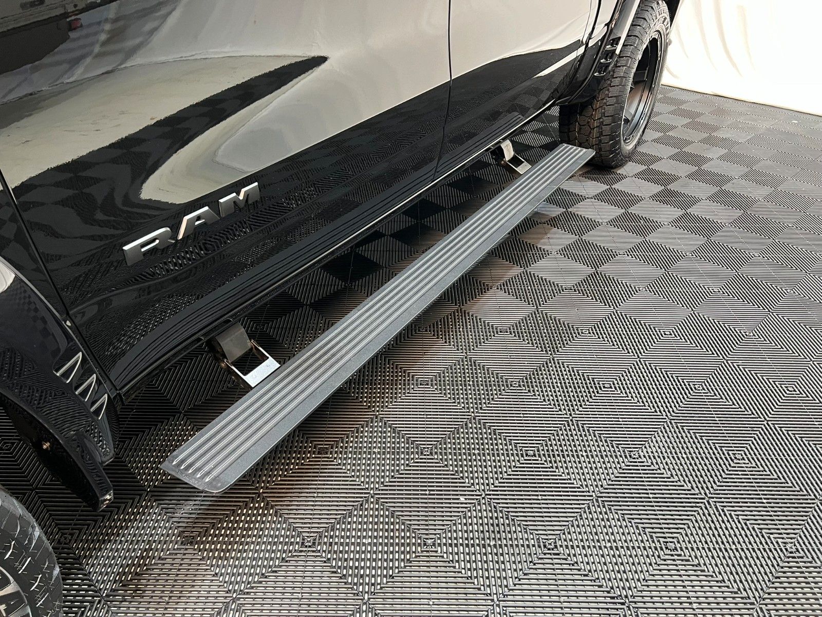 Fahrzeugabbildung Dodge RAM 1500 Laramie Night Premium RTR Umbau