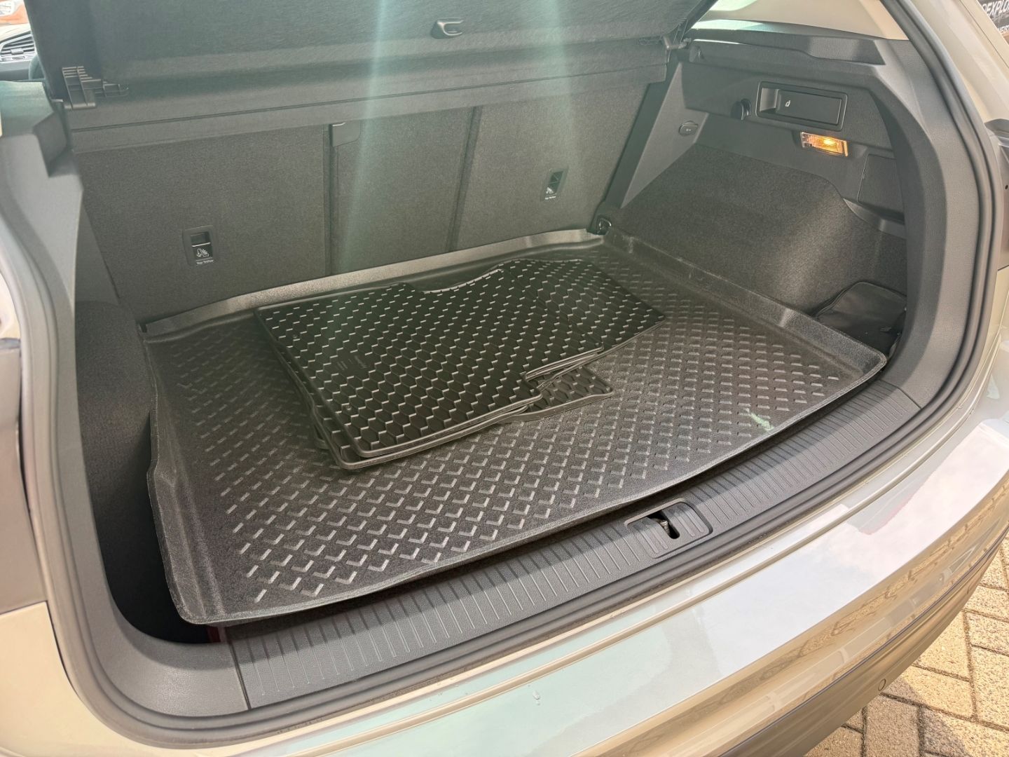 Fahrzeugabbildung Volkswagen Tiguan Comfortline ACC Navi LED PDC RFK WiPa Sic
