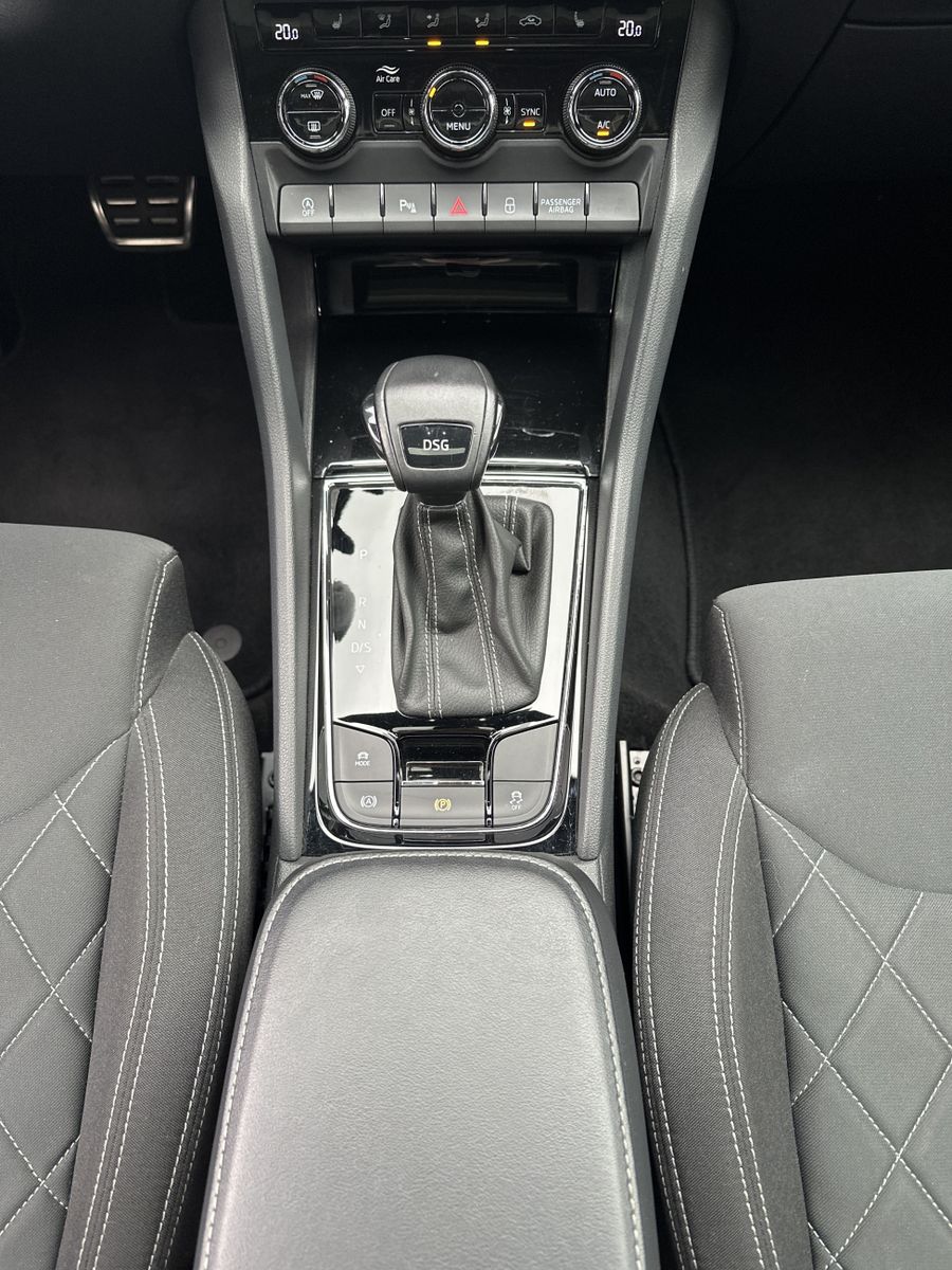 Fahrzeugabbildung SKODA Karoq 1.5 TSI DSG Sportline NAV+MATRIX+AHK+PANO