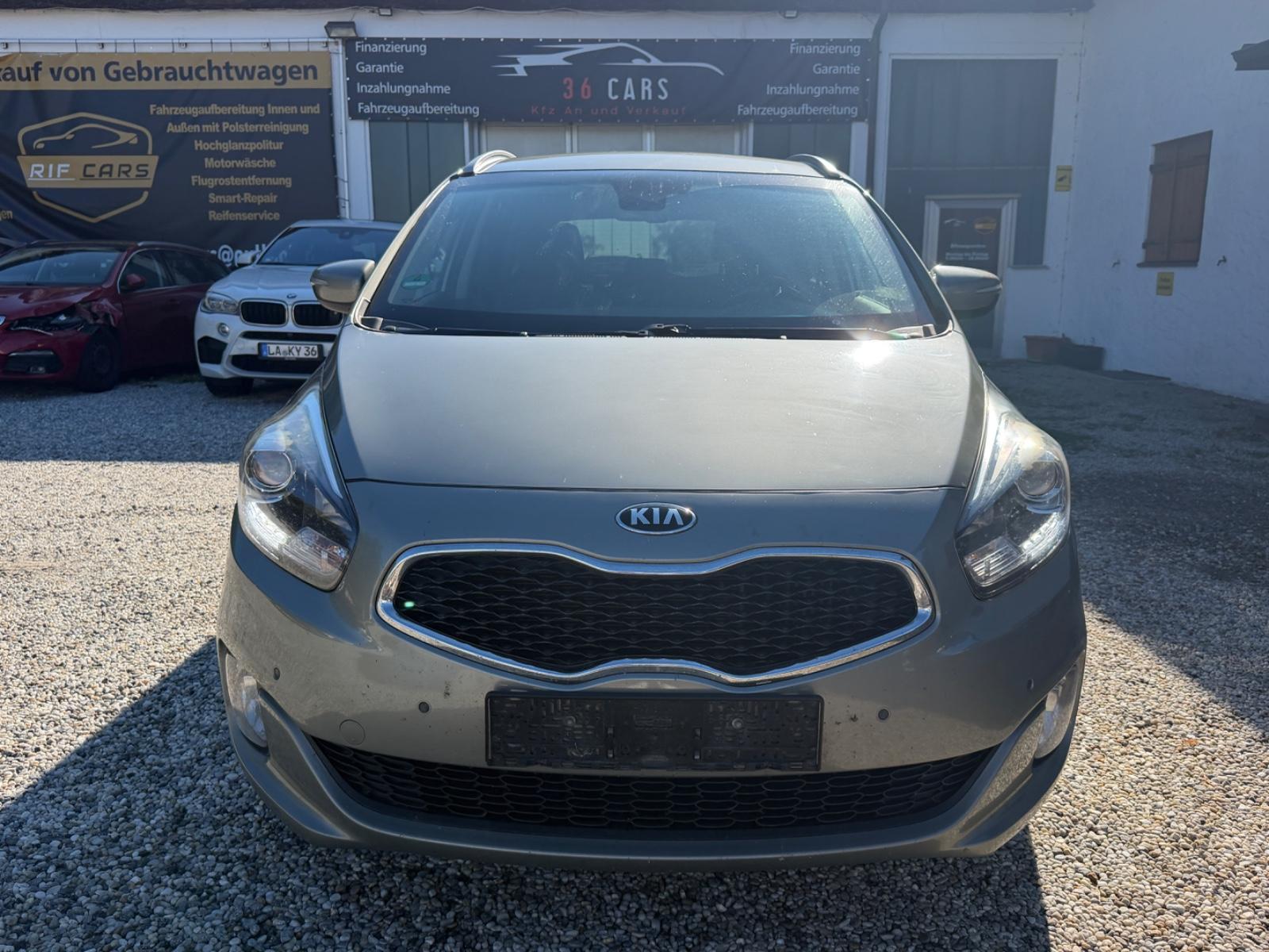Kia Carens 2015 — rear view