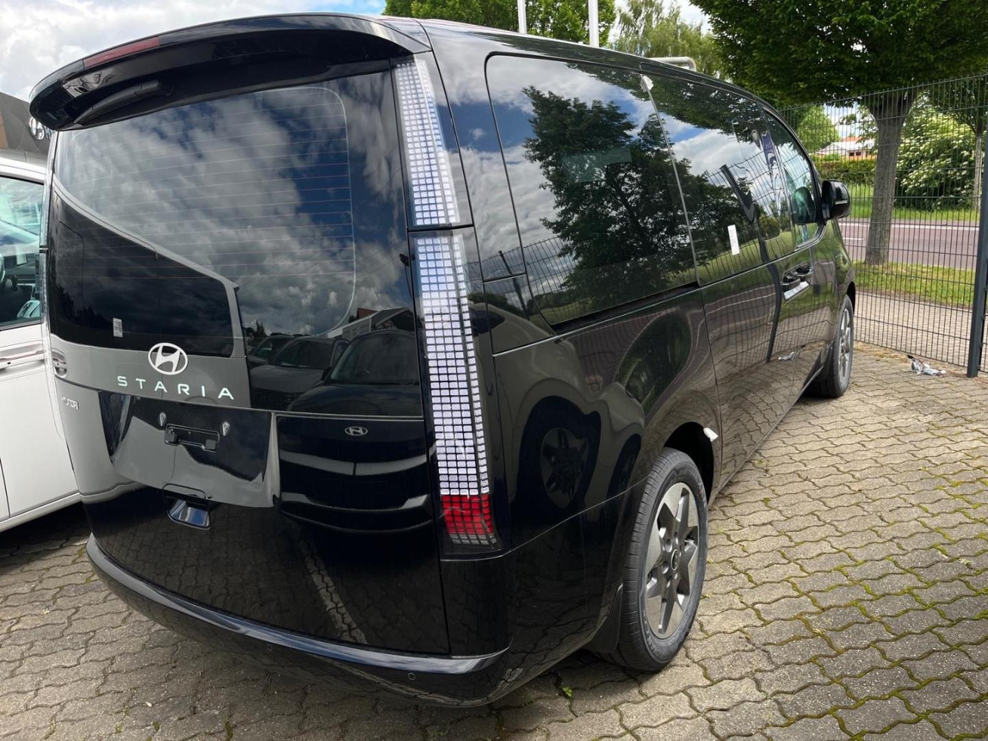 Hyundai STARIA Prime HEV 9-Sitzer Automatik Leder 360°-K
