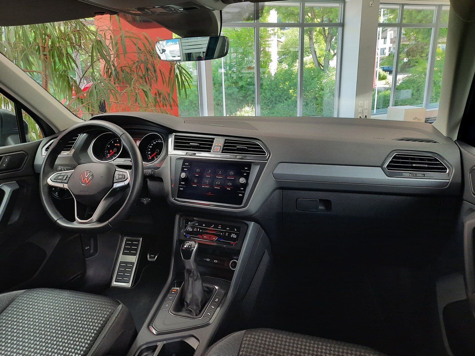 Fahrzeugabbildung Volkswagen Tiguan Active TSI *Navi*Cam*PDC*ACC*LED*Sitzhzg*