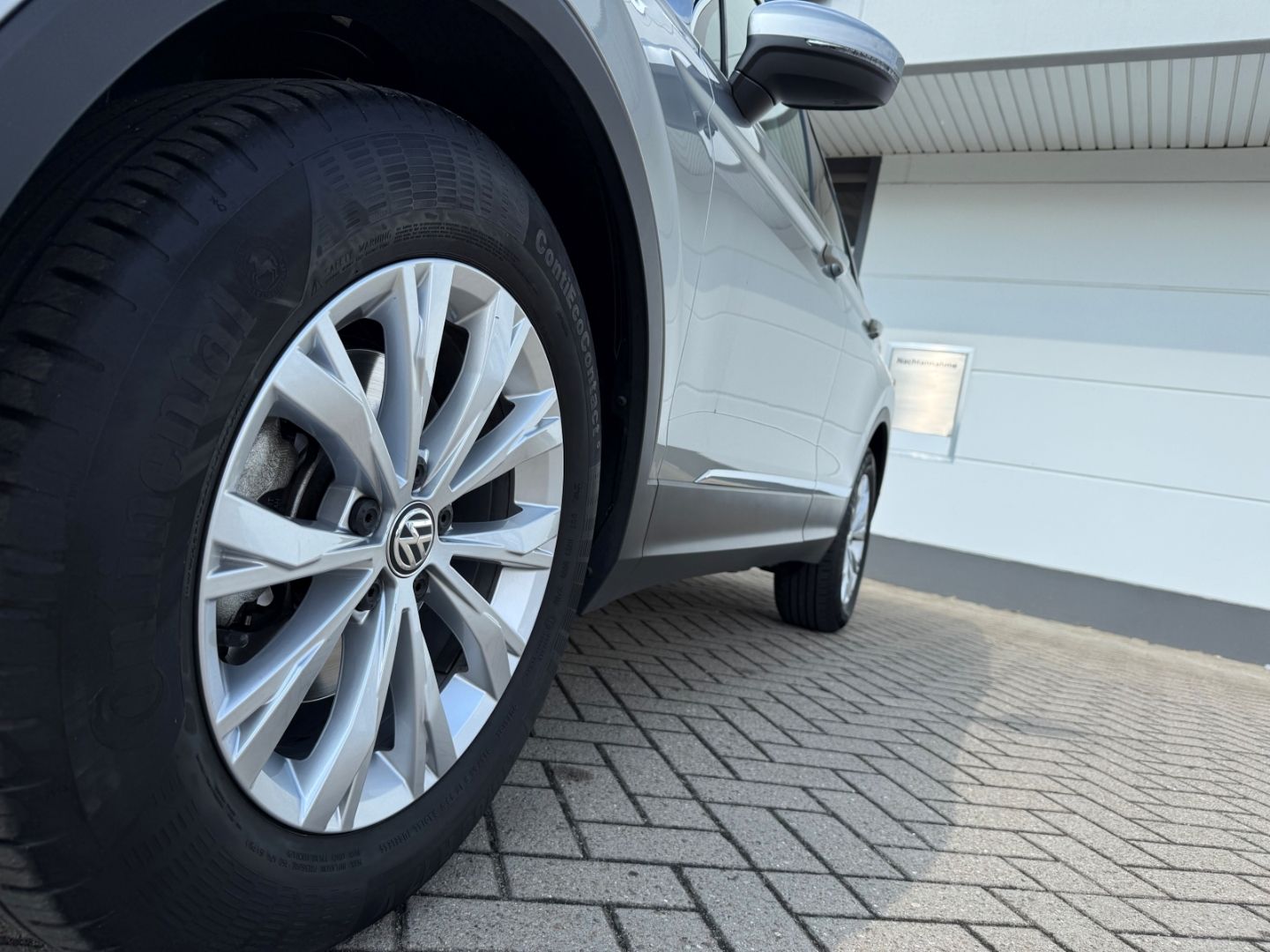 Fahrzeugabbildung Volkswagen Tiguan Comfortline ACC Navi LED PDC RFK WiPa Sic