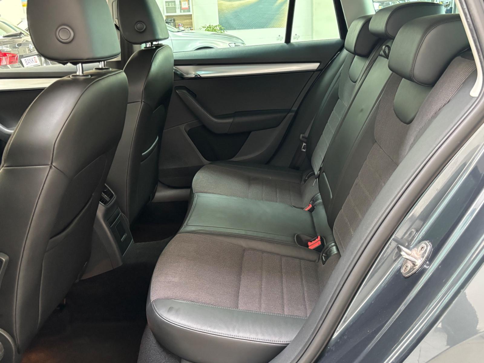 Skoda Octavia 2.0 TDI,Automatik,Scheckheft,Teilleder