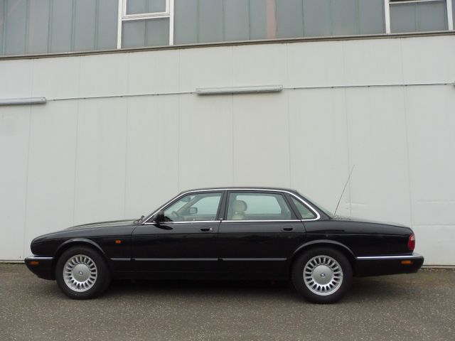 Jaguar XJ8 3.2 V8 aus Doktorenhand