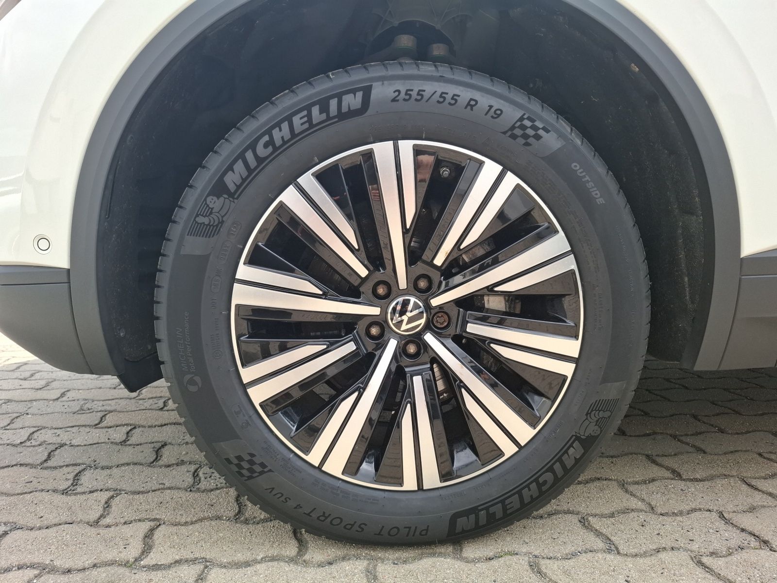Fahrzeugabbildung Volkswagen Touareg TDI AHK Navi Leder ACC RFK SH 19"