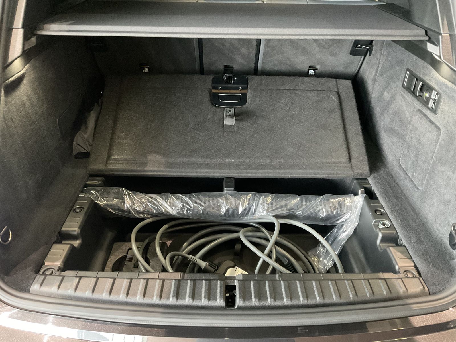 Fahrzeugabbildung BMW iX xDrive40 Sportpaket HK HiFi DAB Pano.Dach