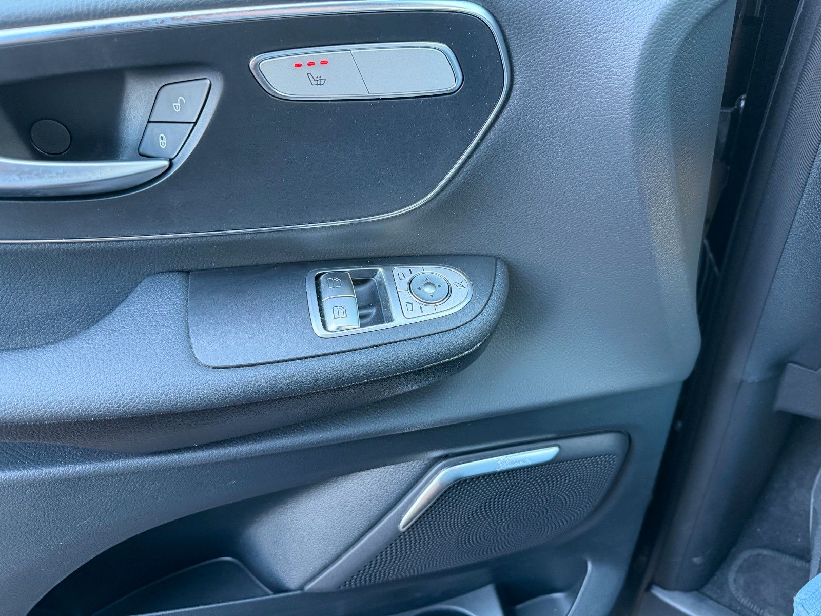 Fahrzeugabbildung Mercedes-Benz V 300 d 4MATIC STYLE AMG DISTRONIC MULTIBEAM