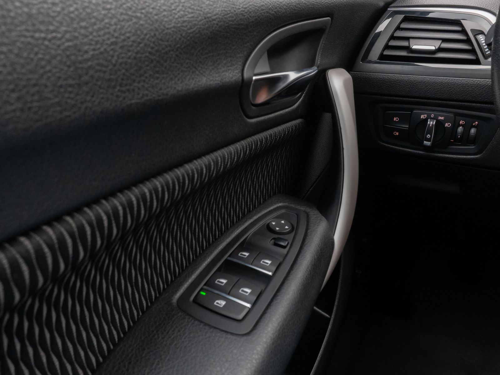Fahrzeugabbildung BMW 118i Navi WLAN PDC Lordos LED Geschwindigkeitsr
