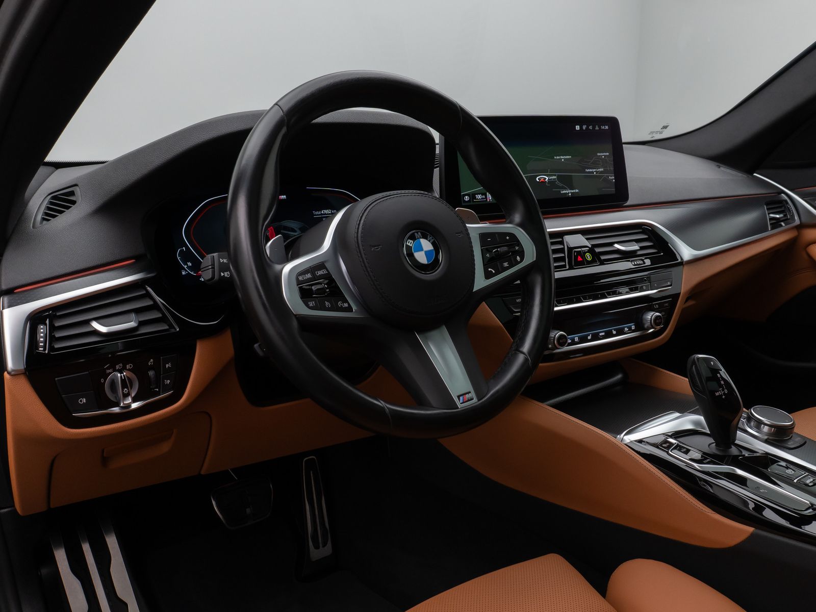 Fahrzeugabbildung BMW 530i M Sport Panorama Kamera DAB HiFi AHK Alarm