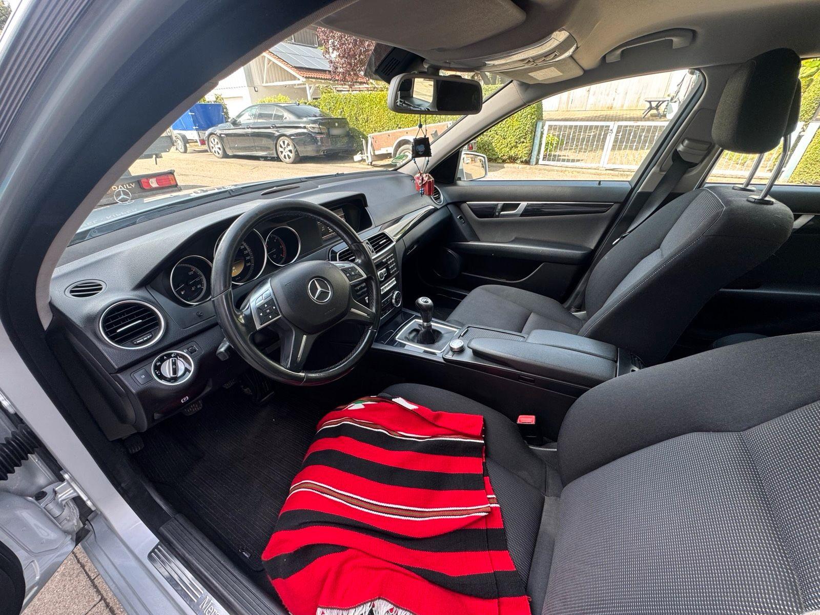Mercedes-Benz C220 2011 — photo 11