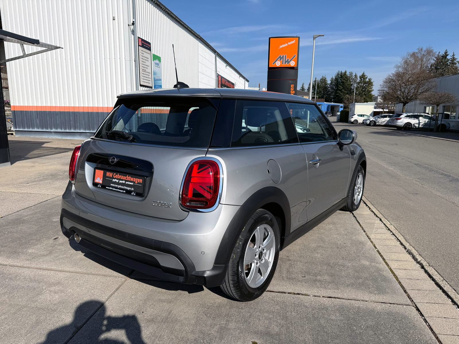 Fahrzeugabbildung MINI Cooper Aut. Essential-Trim LED KAM PDC SHZ AMBI