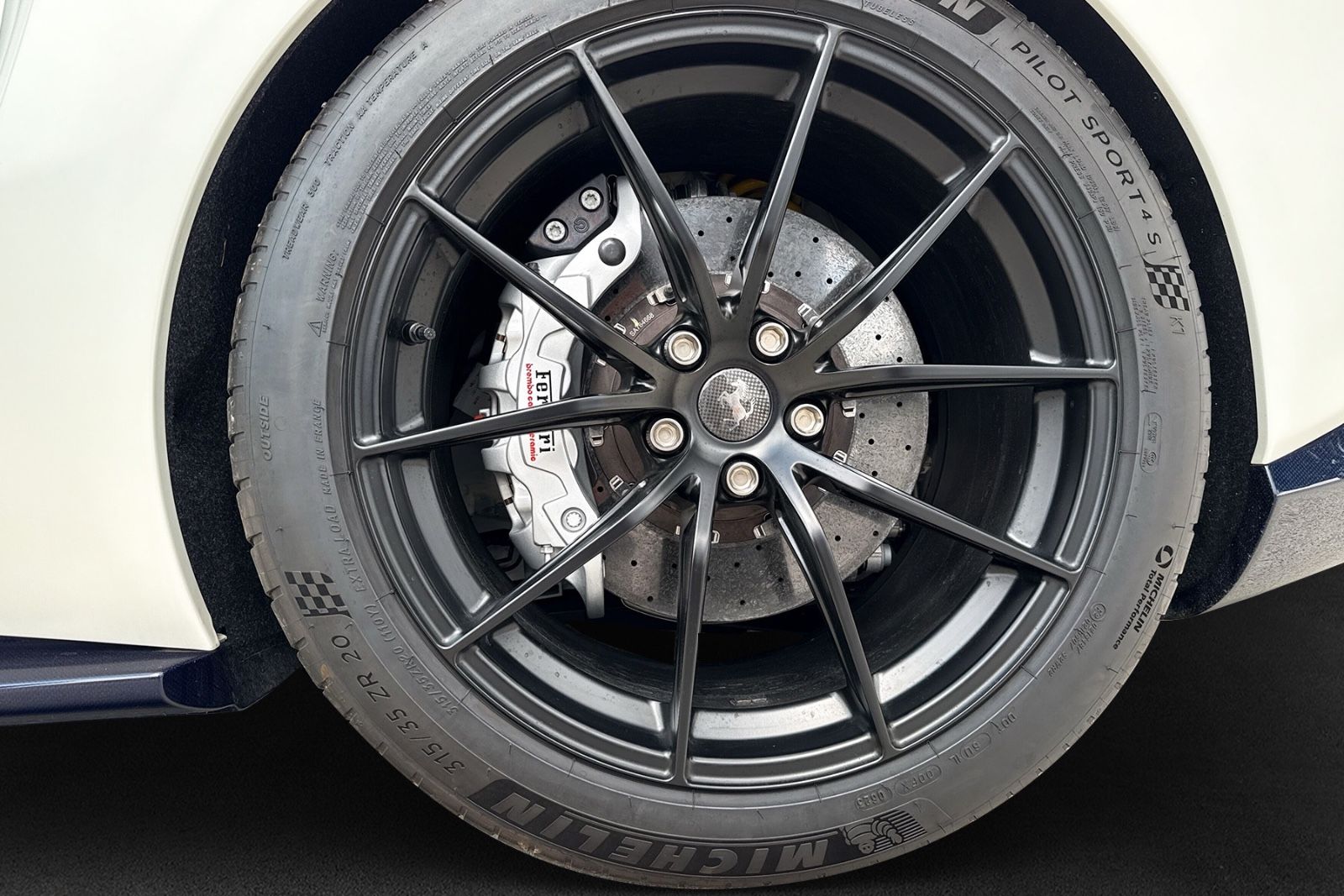 Fahrzeugabbildung Ferrari 812 GTS*Atelier*Blue Carbon*Painted Shields