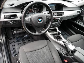 Fahrzeugabbildung BMW 320d XENON NAVI STANDHEIZUNG KOMFORTZUGANG