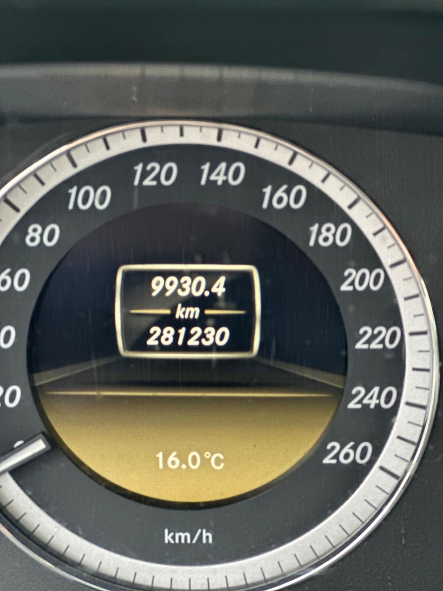 Mercedes-Benz E220 2011 — photo 11