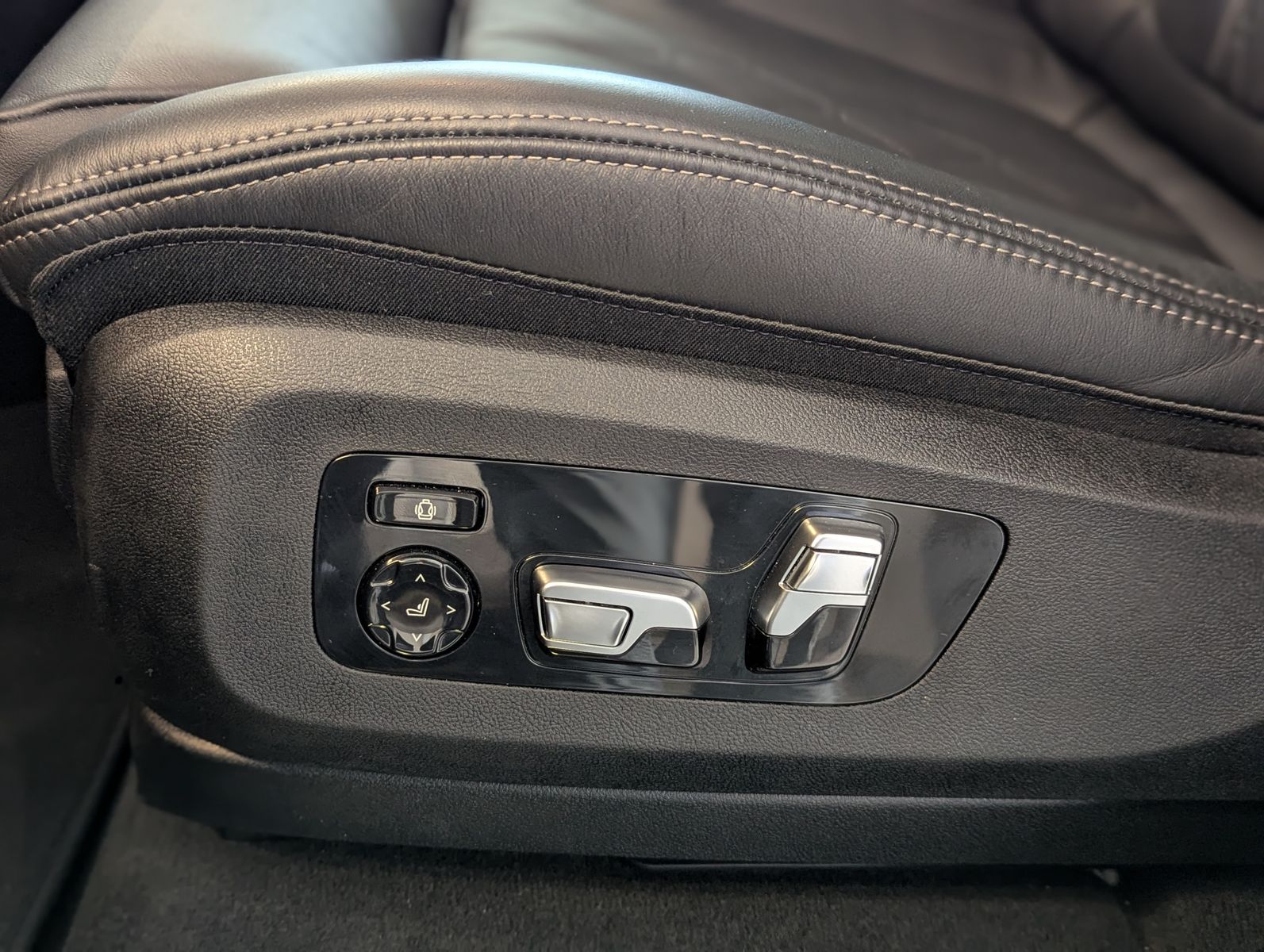 Fahrzeugabbildung BMW X5 40 d xD M-Sport Innov. Travel Merino AHK 21"