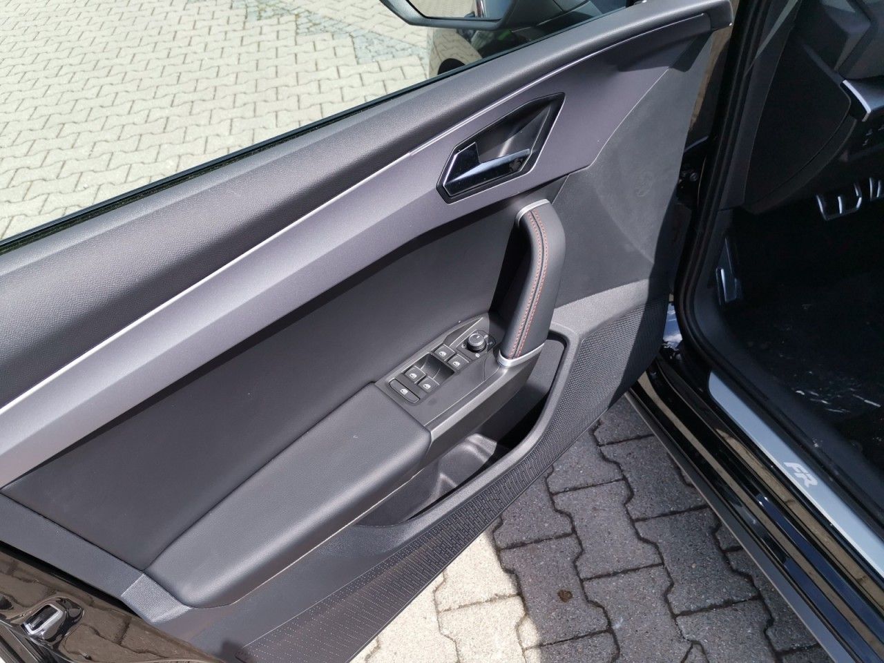 Fahrzeugabbildung SEAT Leon FR DSG Plus Alcantara Navi Memory LED