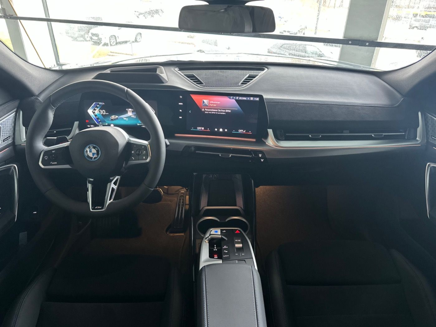 Fahrzeugabbildung BMW iX2 xDrive30 M-Sportpaket DA-PROF/HUD/HK-HiFi