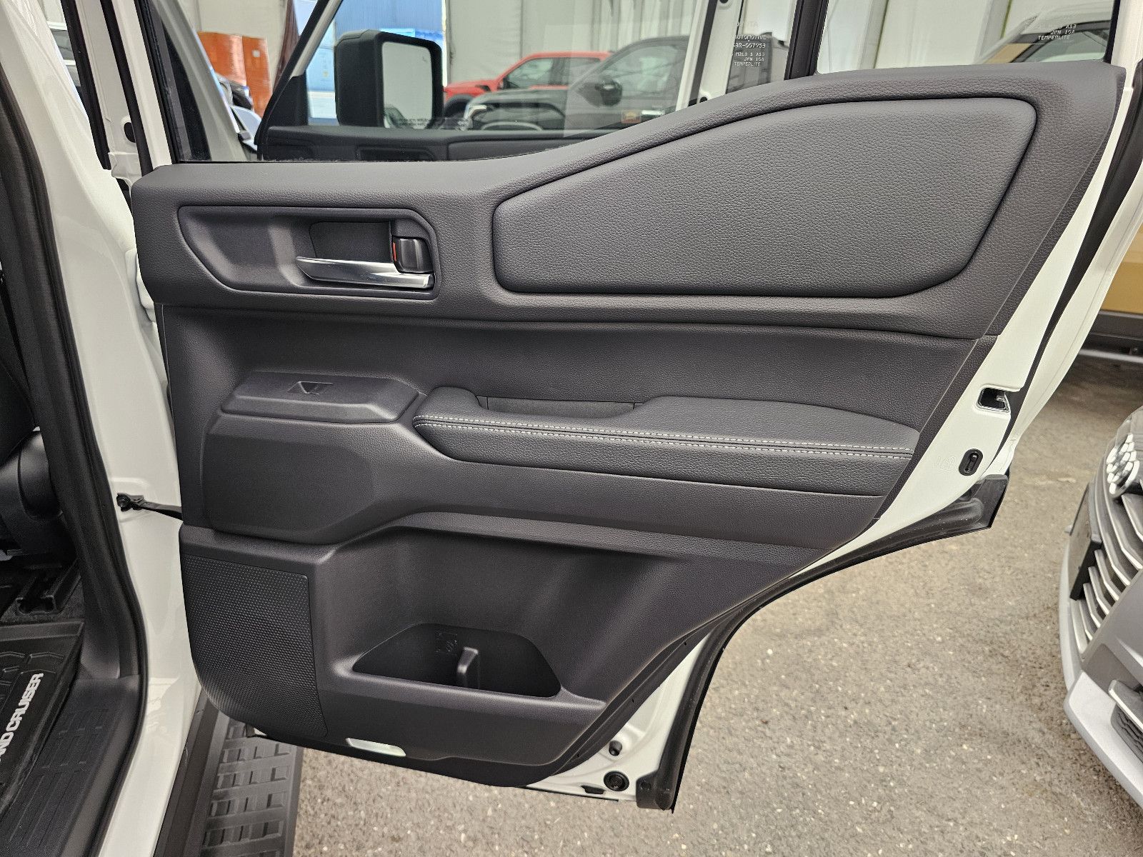 Fahrzeugabbildung Toyota Land Cruiser Premium Hybrid T1 72.000EUR! Stock!