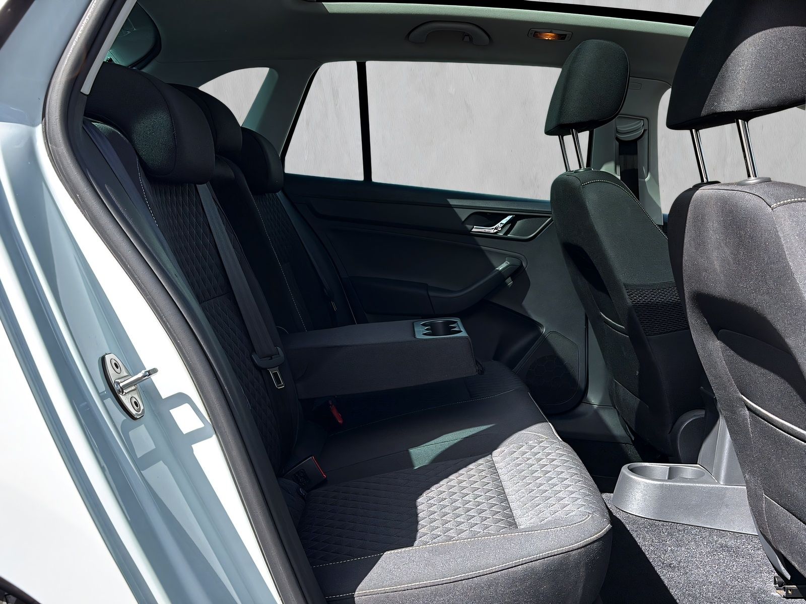 Fahrzeugabbildung SKODA Rapid 1.2i Edition NAVI PANORAMA XENON DAB PDC