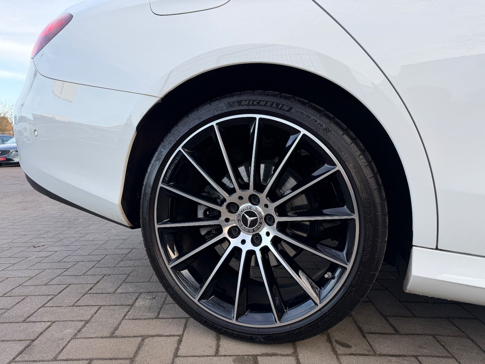 Fahrzeugabbildung Mercedes-Benz E 220d AMG*JUNGE STERNE*MUTLIBEAM*BURMESTER*AHK