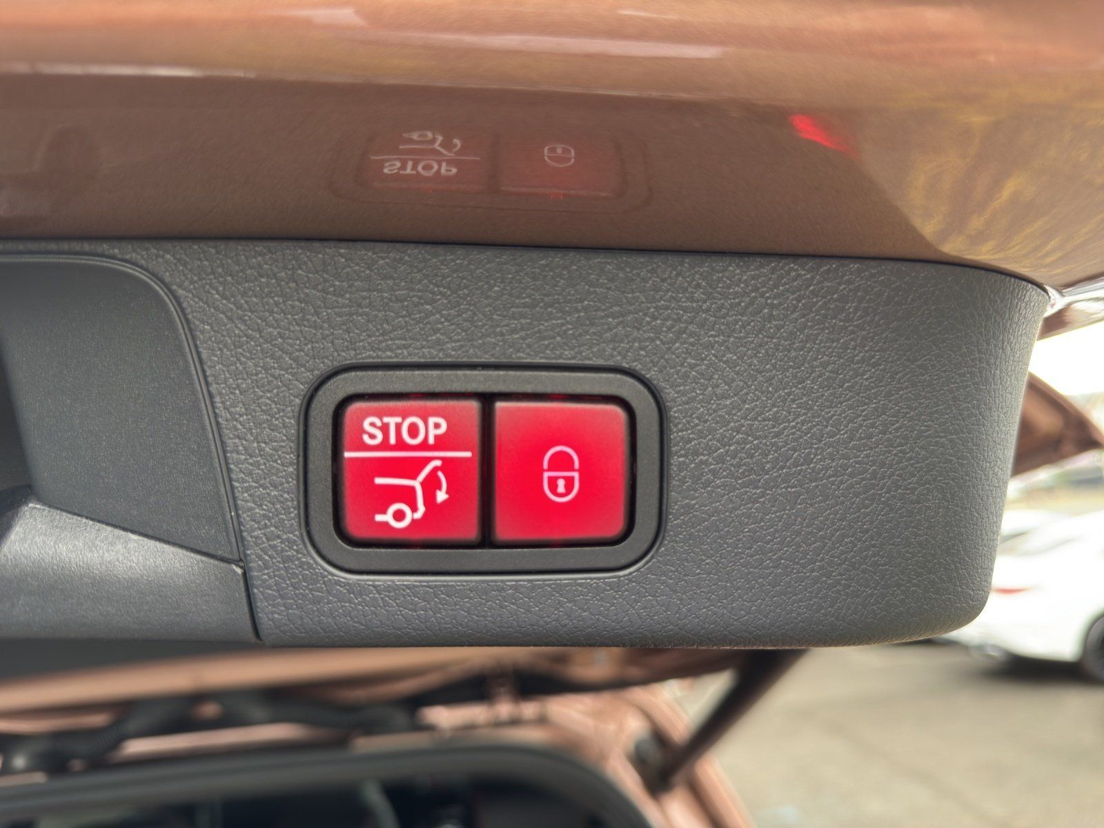 Fahrzeugabbildung Mercedes-Benz GLB250 4M AMG Prem DISTRO Pano AHK 7-Sitze KeyGo