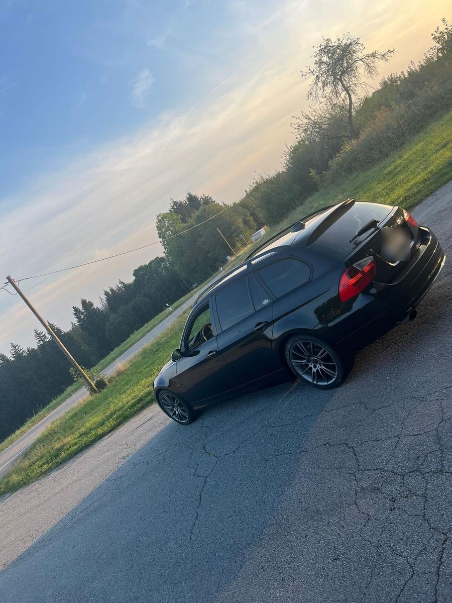 BMW 320 2009 — rear view