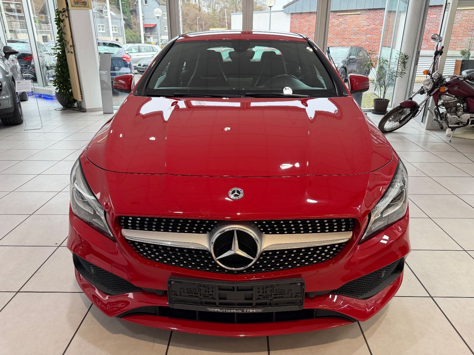 Fahrzeugabbildung Mercedes-Benz CLA 200 D AMG LINE / ROT
