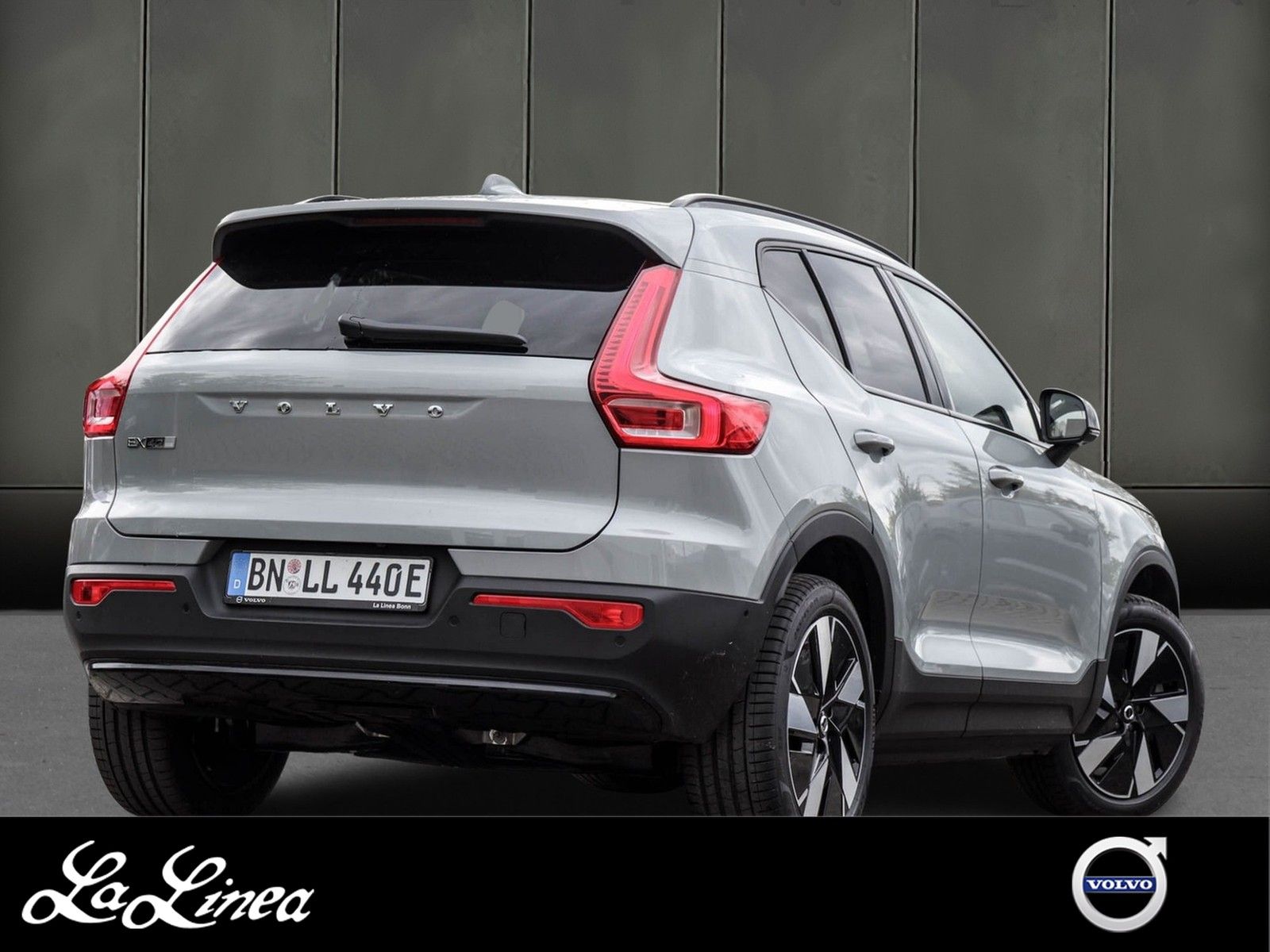 Volvo EX40 Single Extended Range RWD Plus Dark 360 Par imagem 2