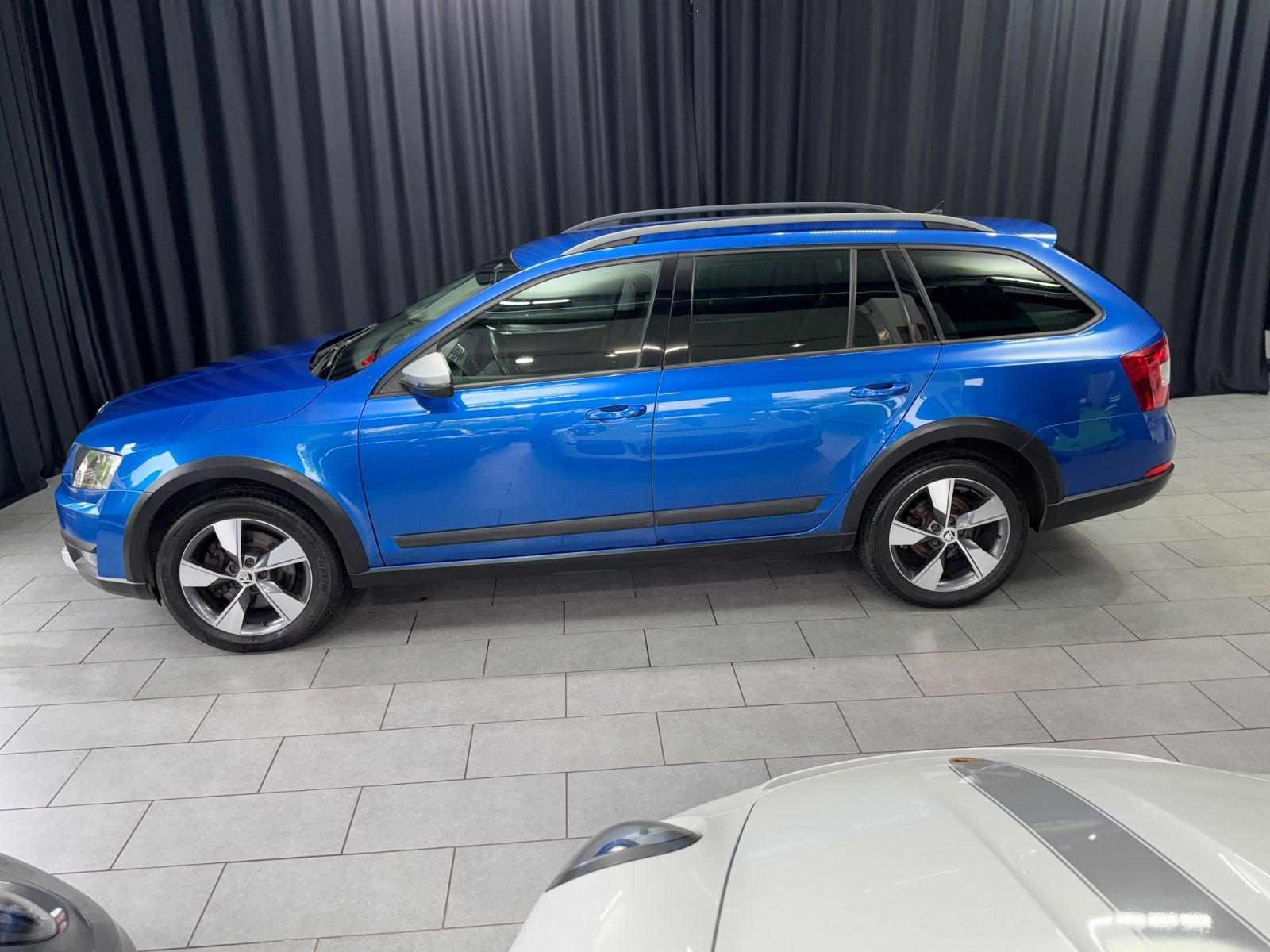 Fahrzeugabbildung SKODA Octavia Combi Scout 4x4|NAVI|XENON|CANTON|