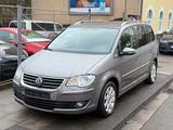 Volkswagen Touran Highline - Volkswagen Touran mit Benzin-Antrieb: Limousine, Automatik