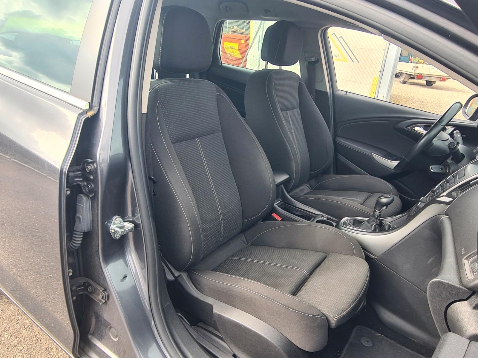 Opel Astra 2011 — photo 19