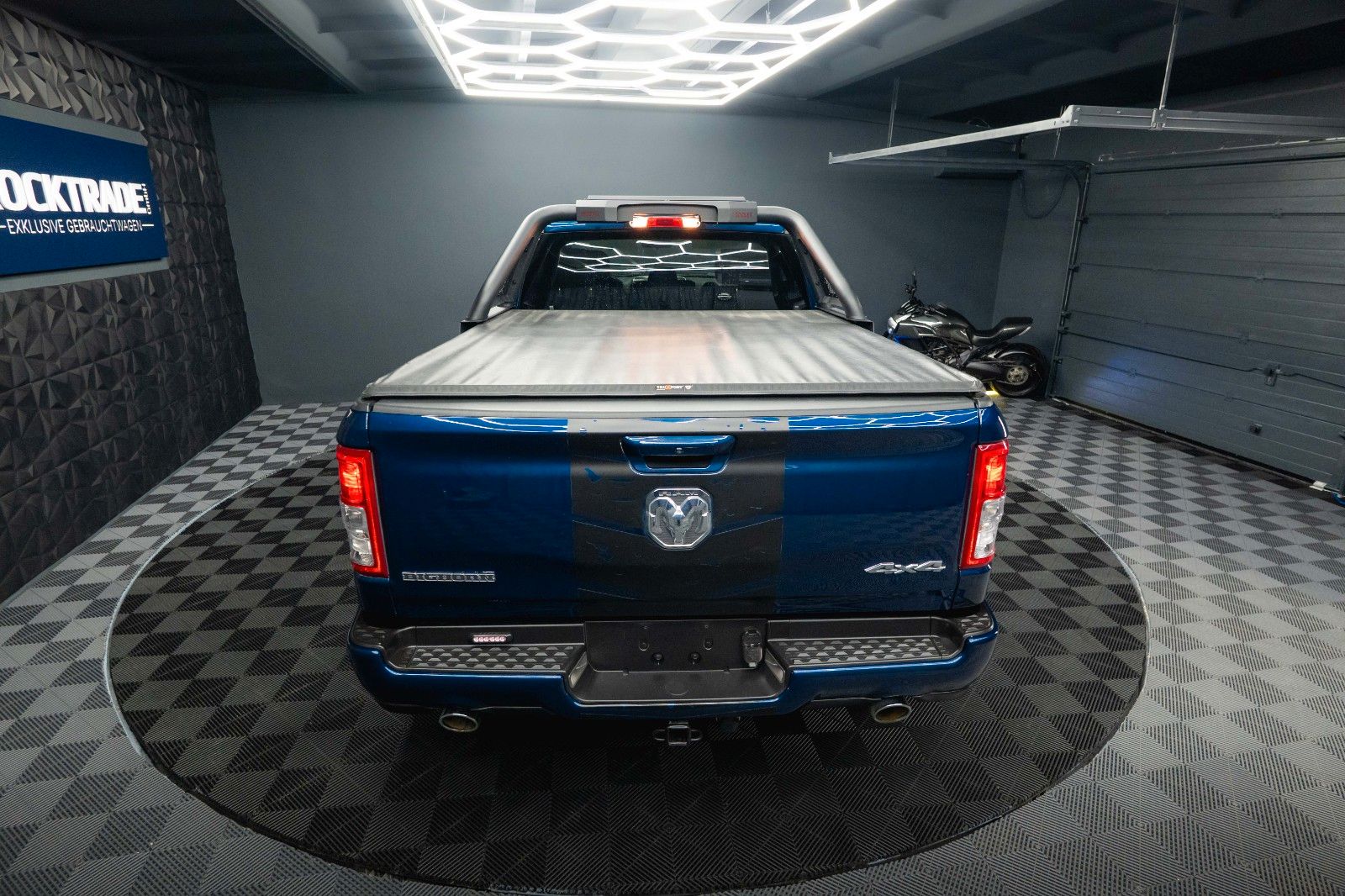 Fahrzeugabbildung Dodge RAM 5.7 V8 HEMI 4x4 OFFROAD NightEdition LONGBED