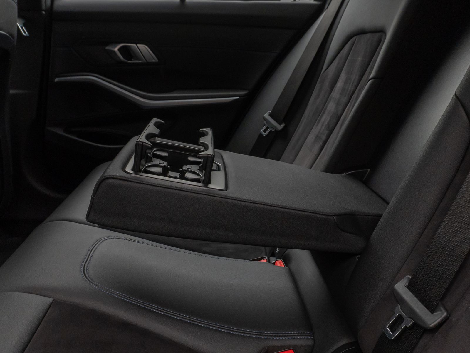 Fahrzeugabbildung BMW 320e M Sport DAB Widscreen PDC Individual 18Zoll