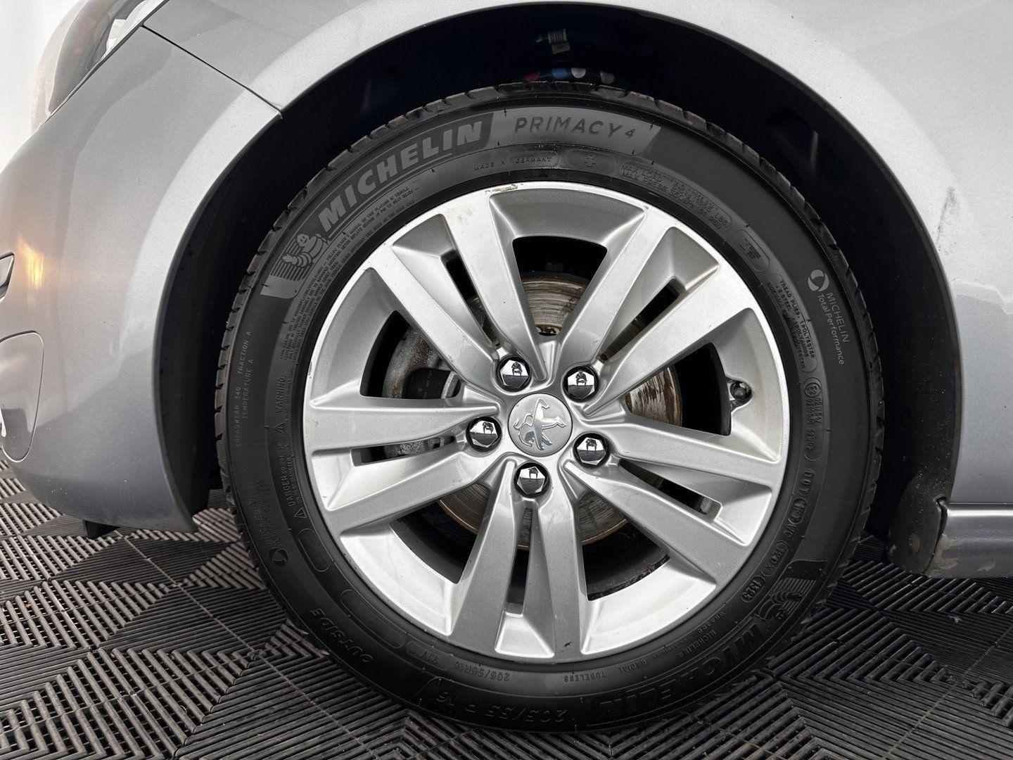 Peugeot 308 2015 — photo 26