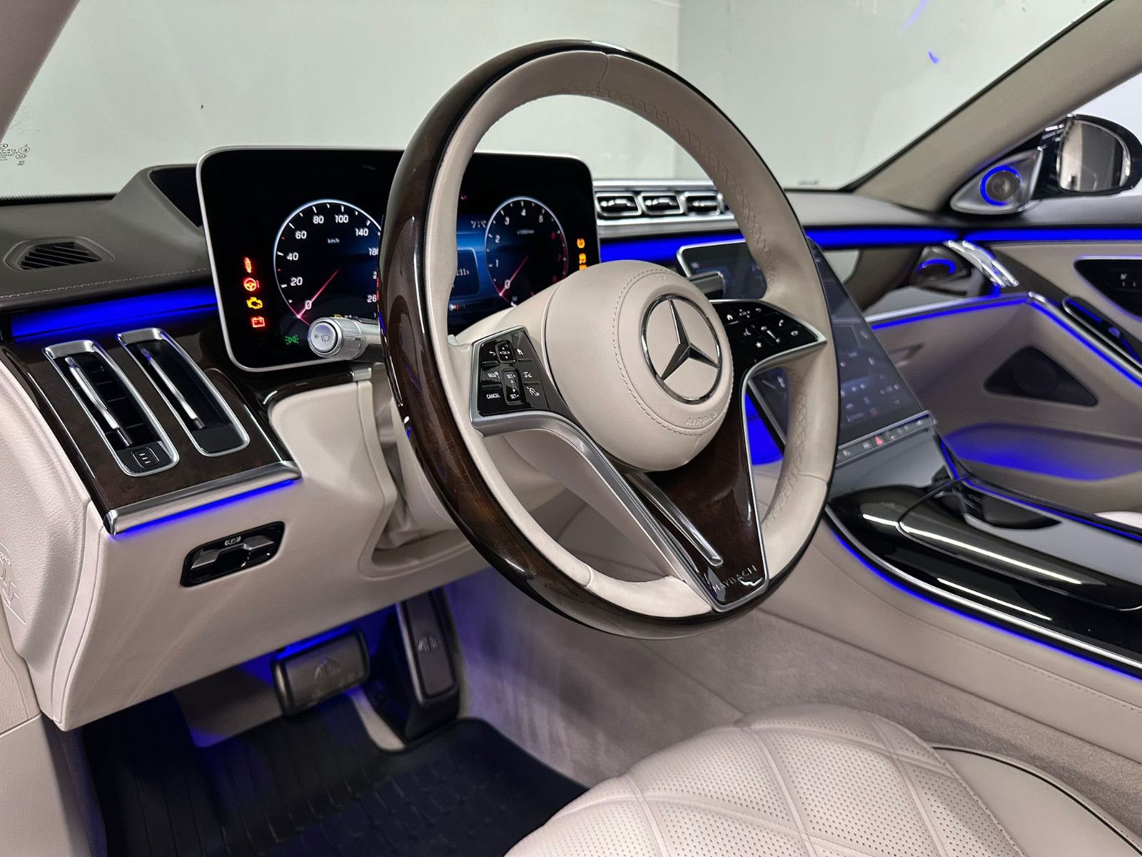Fahrzeugabbildung Mercedes-Benz S 680 Maybach 4MATIC *PANO*Klapptisch*FIRSTCLASS