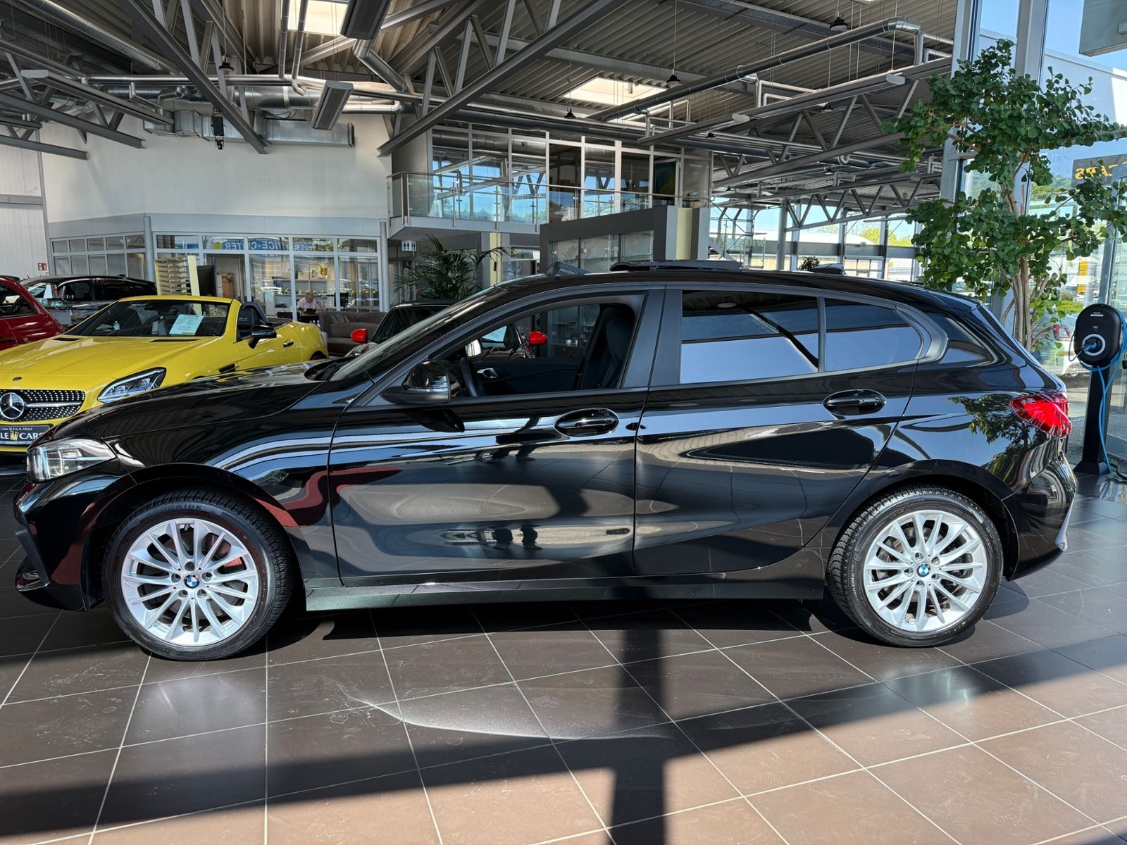 Fahrzeugabbildung BMW 120 i Advantage PANO HUD LED
