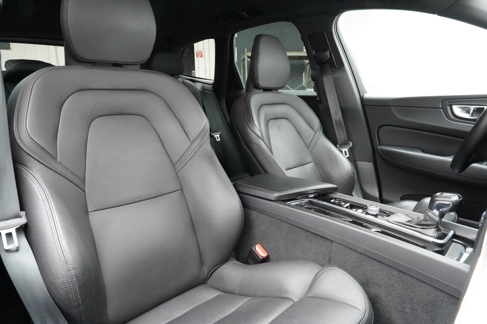 Volvo XC60 2.0 R-Design SHZ CarPlay Keyless PDC GRA