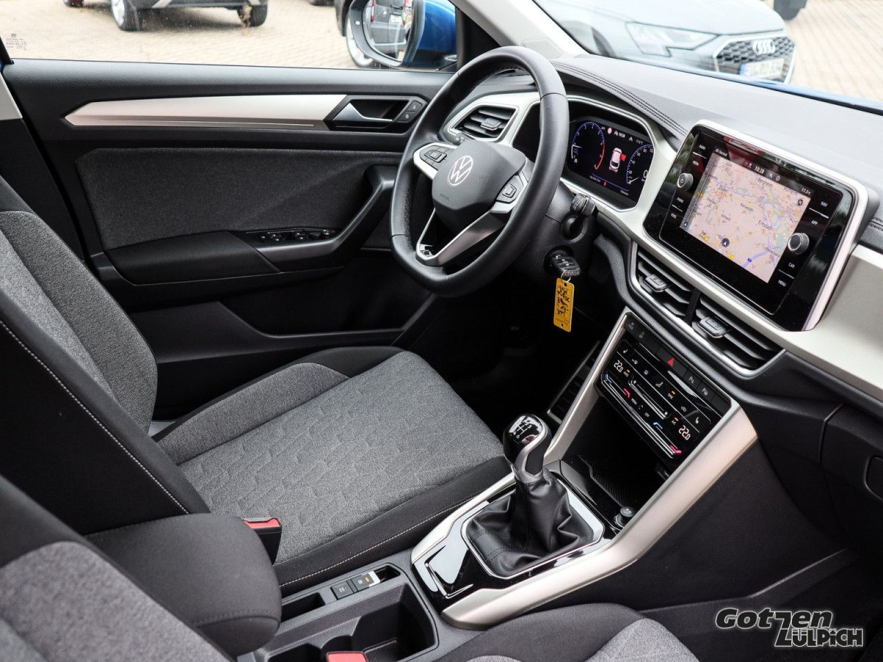 Fahrzeugabbildung Volkswagen T-Roc Move 1.5 TSI Navi Rückfahrkamera AHK LED