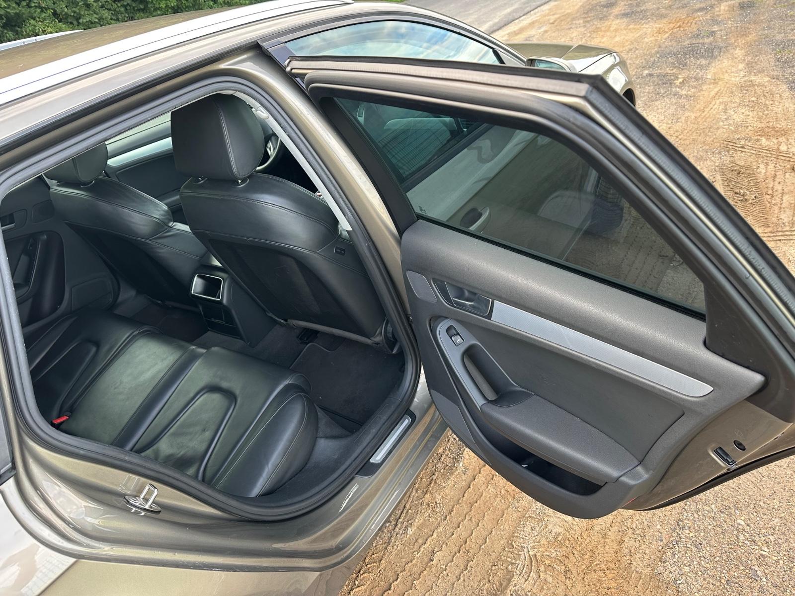 Audi A4 2010 — photo 9