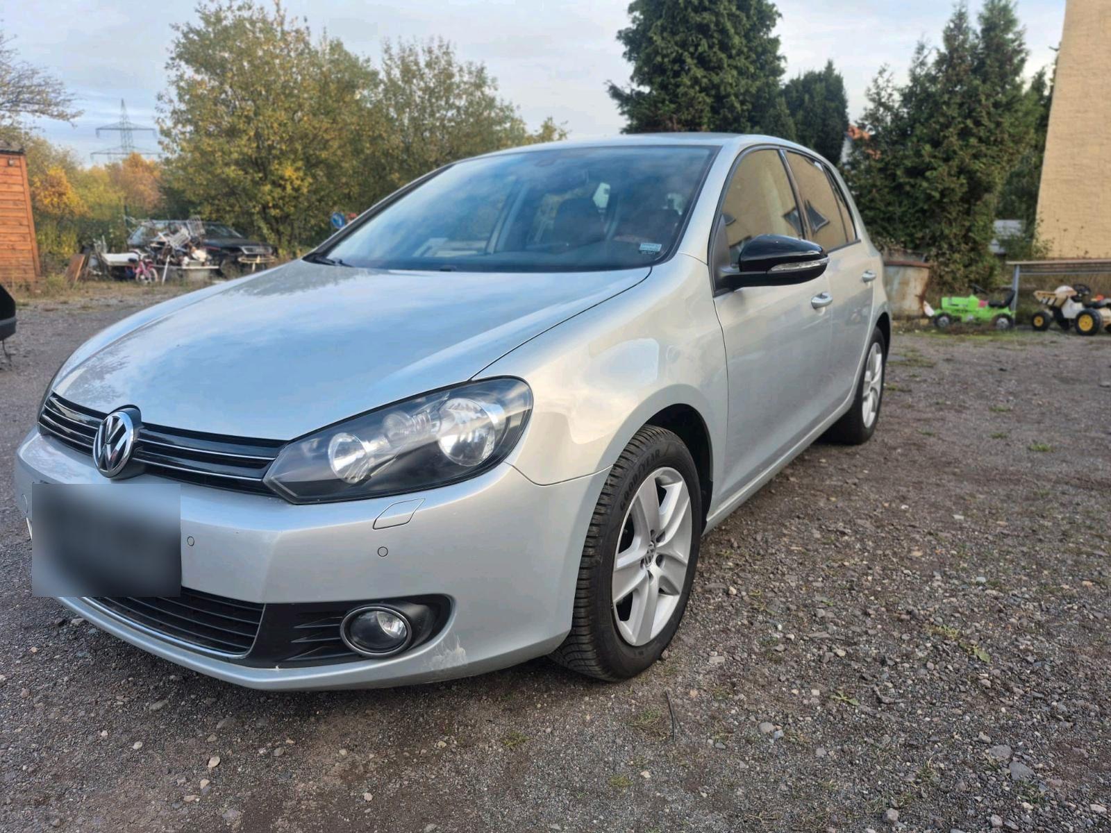 Volkswagen Golf 2011 — rear view