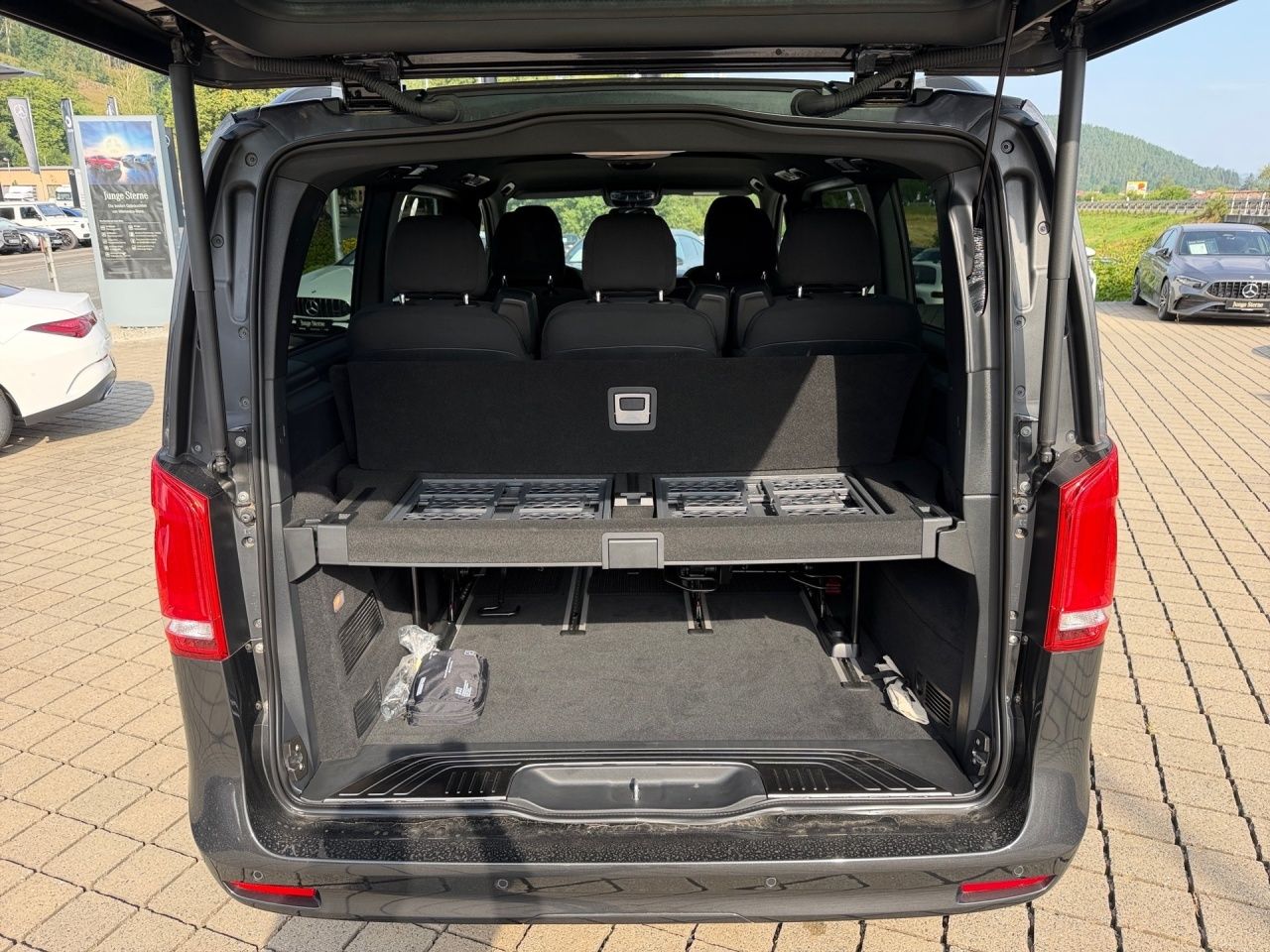 Fahrzeugabbildung Mercedes-Benz V 300 d 4M EDITION Lang AMG+NIGHT+AHK+LANG+DISTR