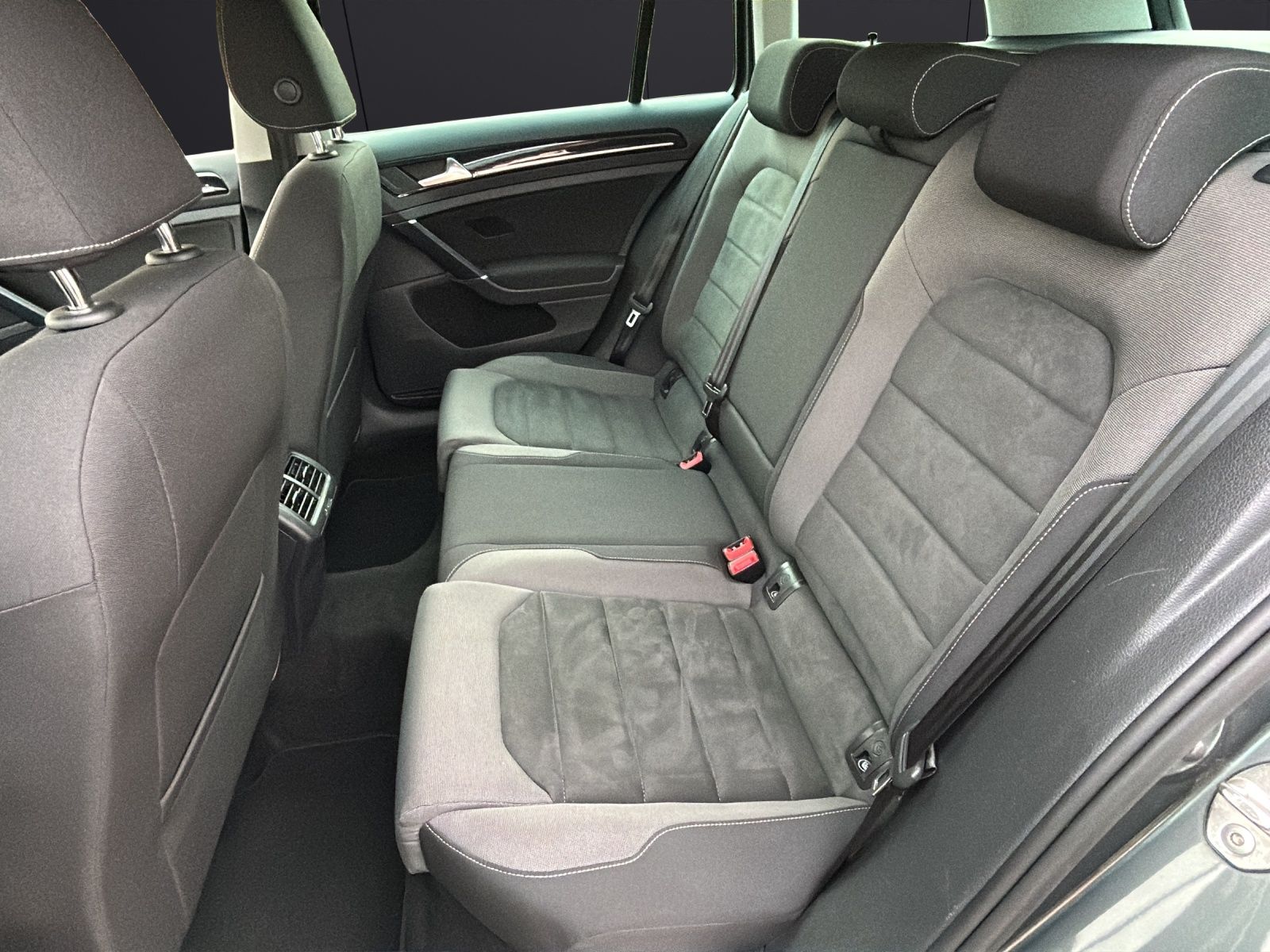 Fahrzeugabbildung Volkswagen Golf VII Variant Highline TSI DSG LED ACC SH Mas