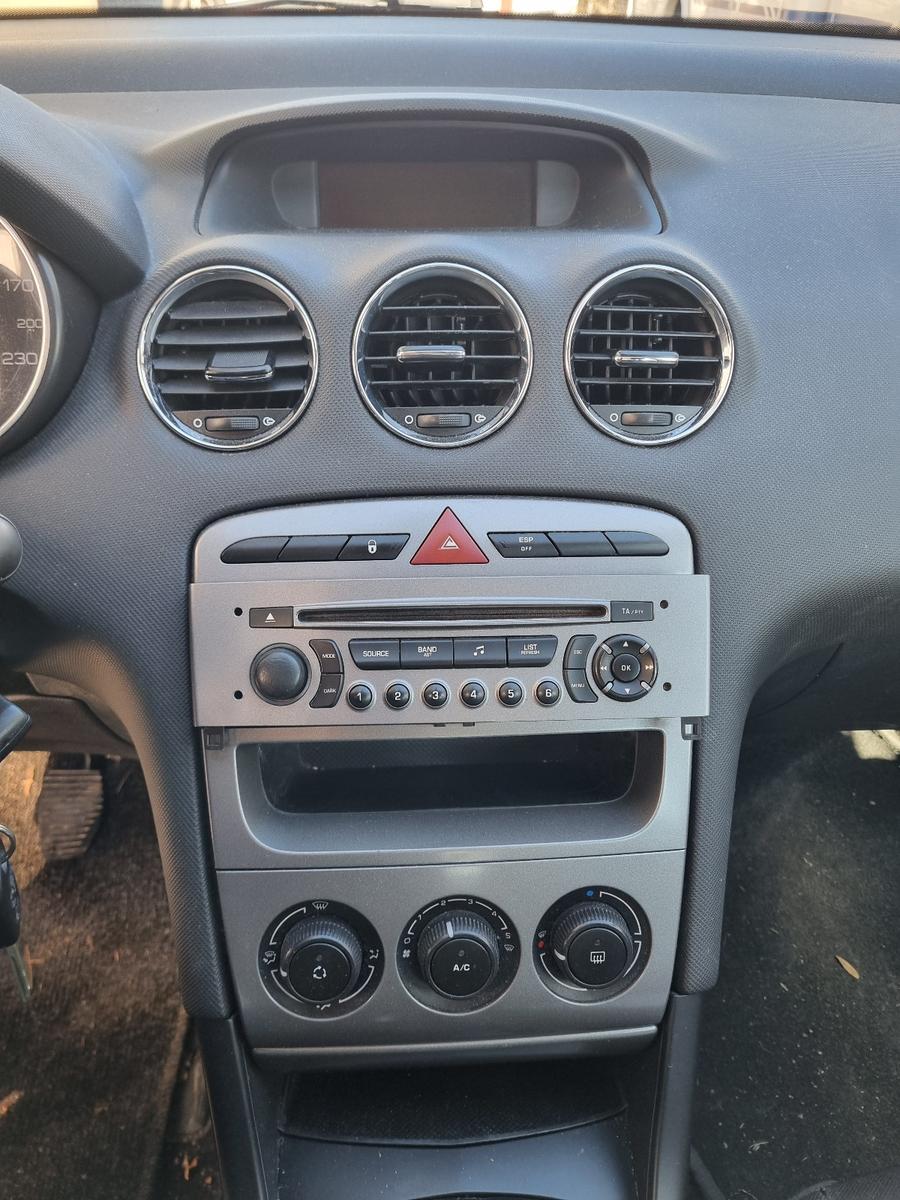 Peugeot 308 2011 — photo 21